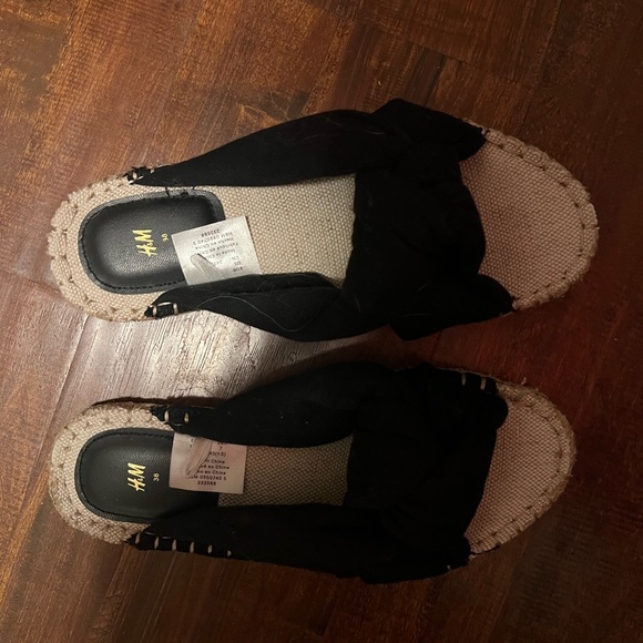 NWOT H & M Sandals - Picture 3 of 5